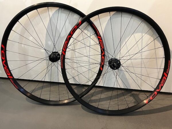 TRAVERSE 29 148 WHEELSET BLK/Red